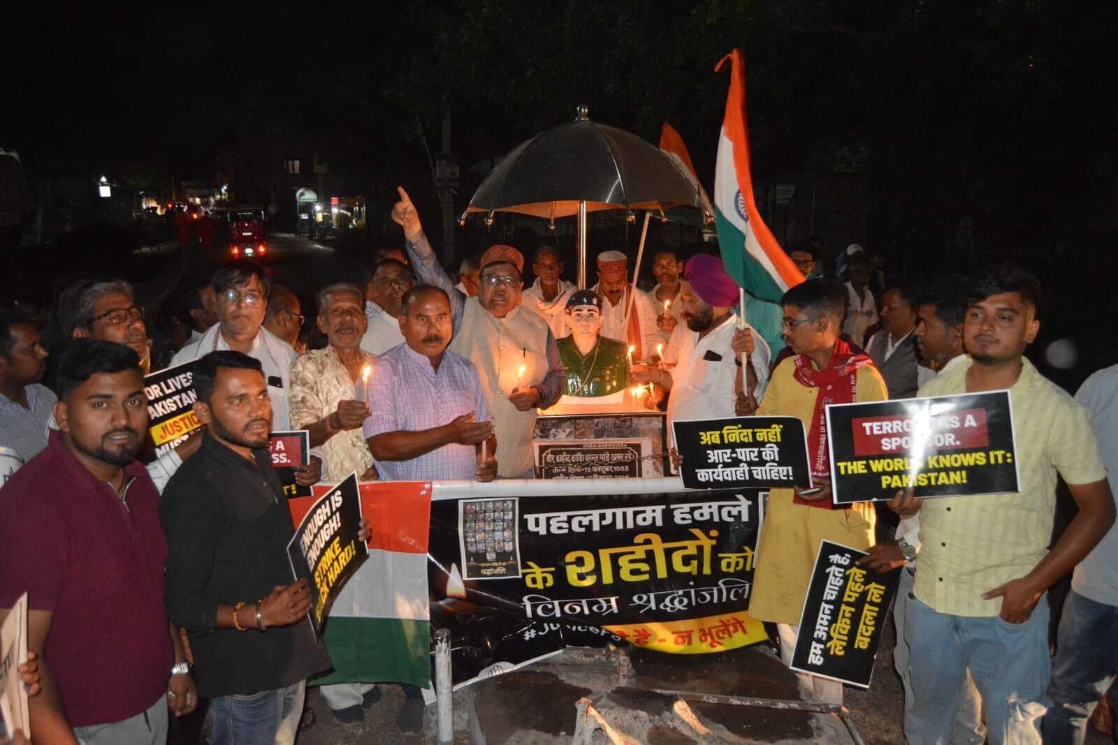 Dhanbad News:पहलगाम घटना के खिलाफ उबल पड़ा कोयलांचल, चारों ओर मशाल जुलूस