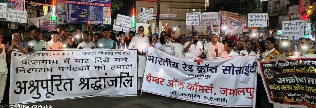 पर्यटकों को दी गयी श्रद्धांजलि, आतंकवाद के खिलाफ जमकर की नारेबाजी