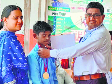 Saran News : उत्क्रमित मध्य विद्यालय जमलकी में छात्र-छात्राओं को किया गया सम्मानित