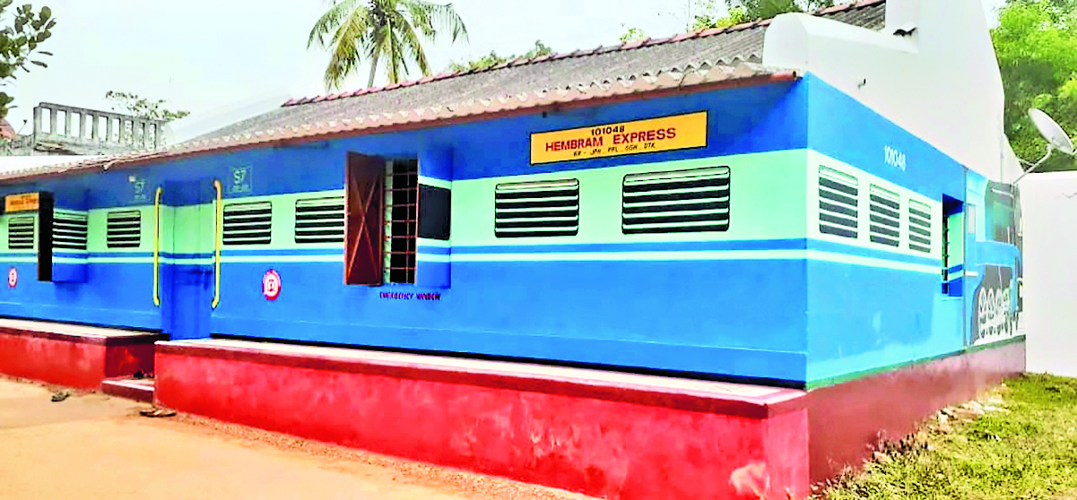 East singhbhum news : ट्रेन की बोगी की तरह बनाया मकान, नाम रखा हेंब्रम एक्सप्रेस