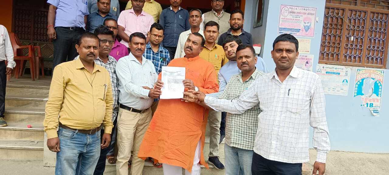 शिक्षक संघ ने मंत्री को सौंपा ज्ञापन