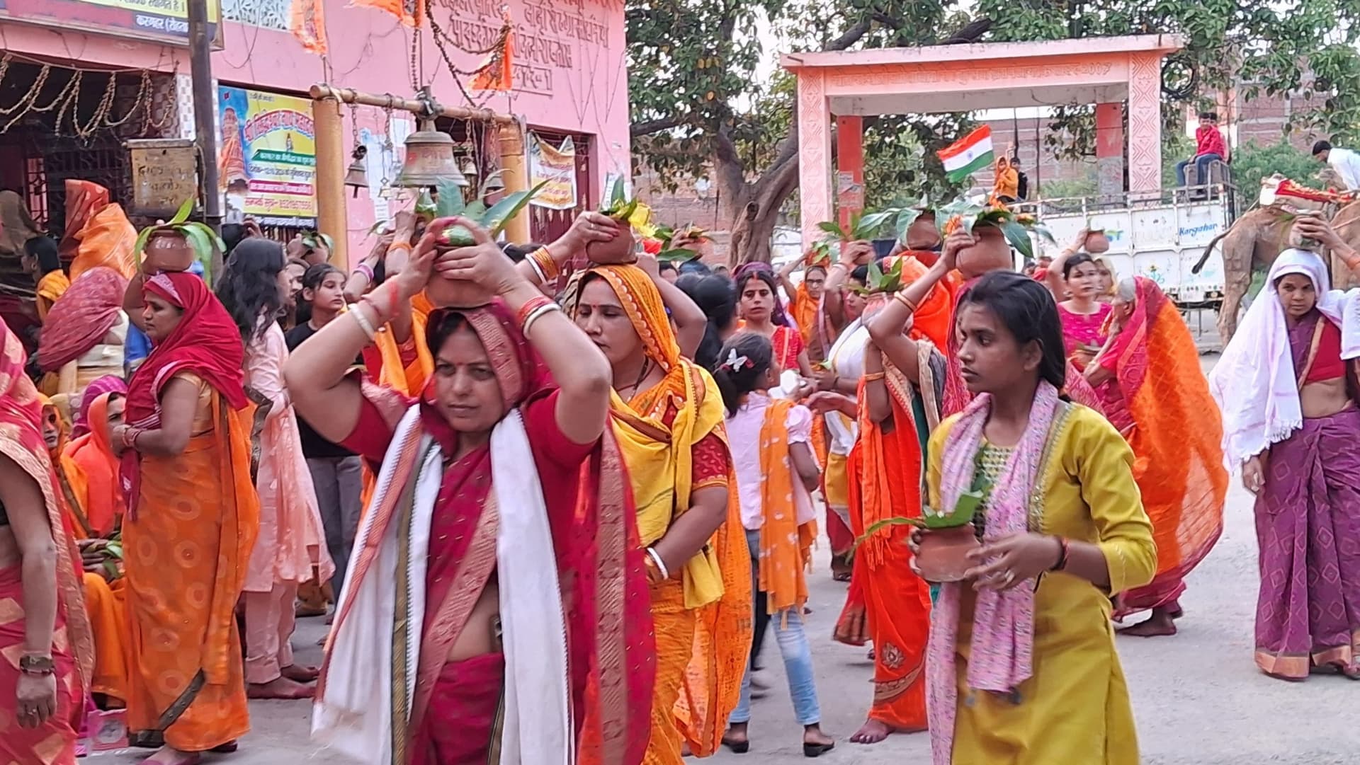 गाजे-बाजे के साथ शतचंडी यज्ञ के लिए निकाली गयी कलशयात्रा