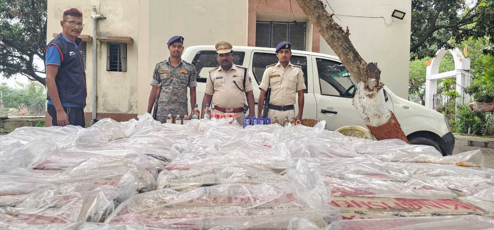 hajipur news. तिसीऔता में तेल टैंकर से 49 लाख की विदेशी शराब जब्त