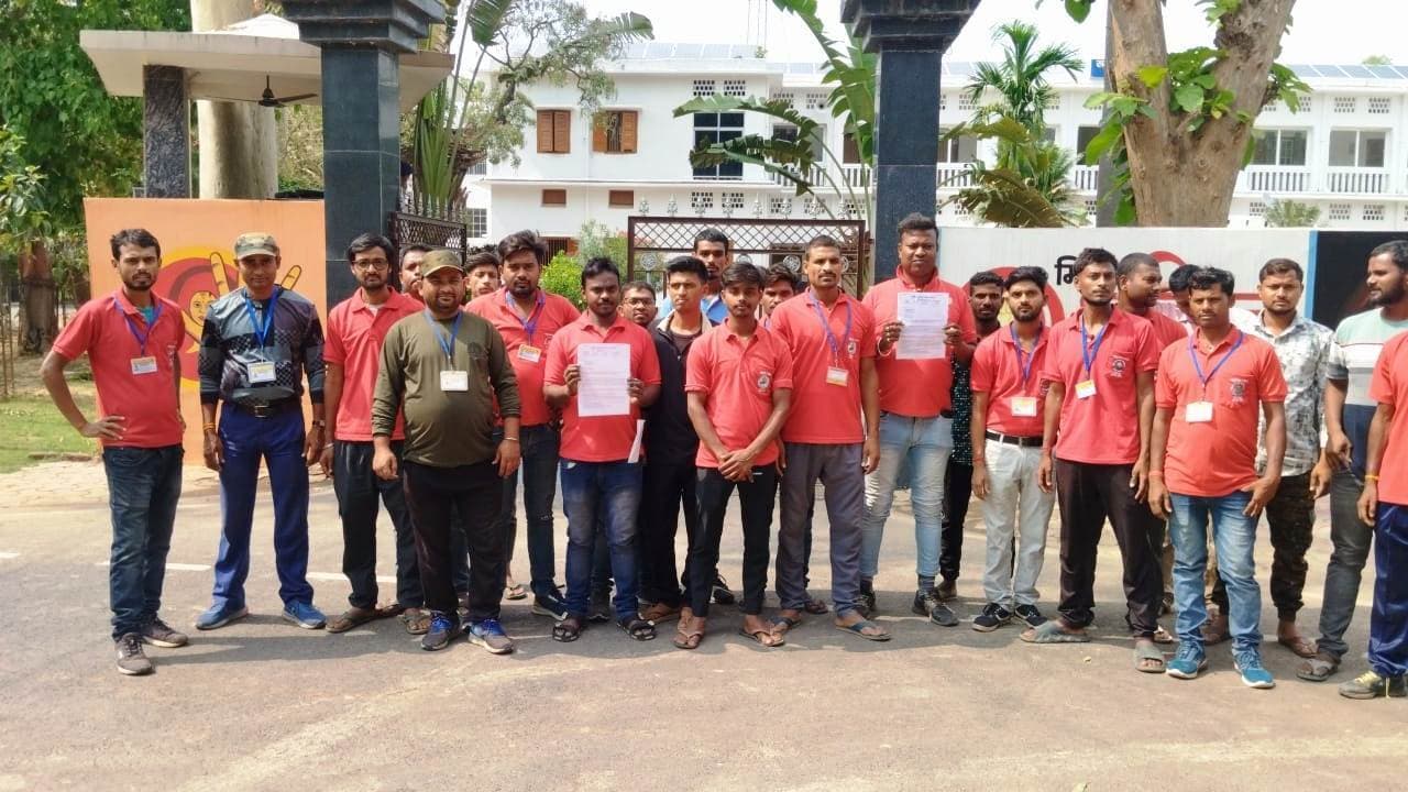 बकाया राशि देने व मानदेय नियमित करने की मांग को लेकर आपदा मित्रों ने किया प्रदर्शन