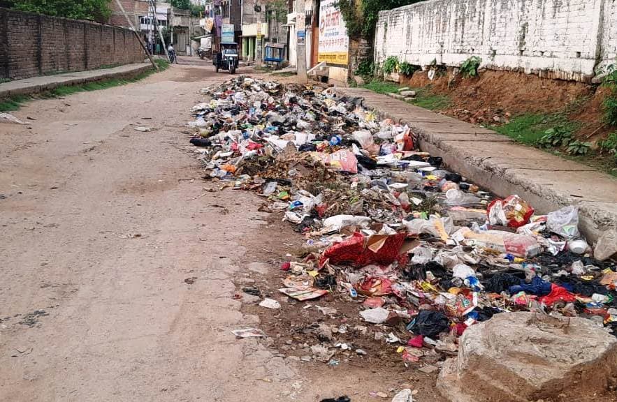 संडे को छुट्टी, मंडे भी नहीं उठा कूड़ा, आम शहरी के साथ राहगीर परेशान