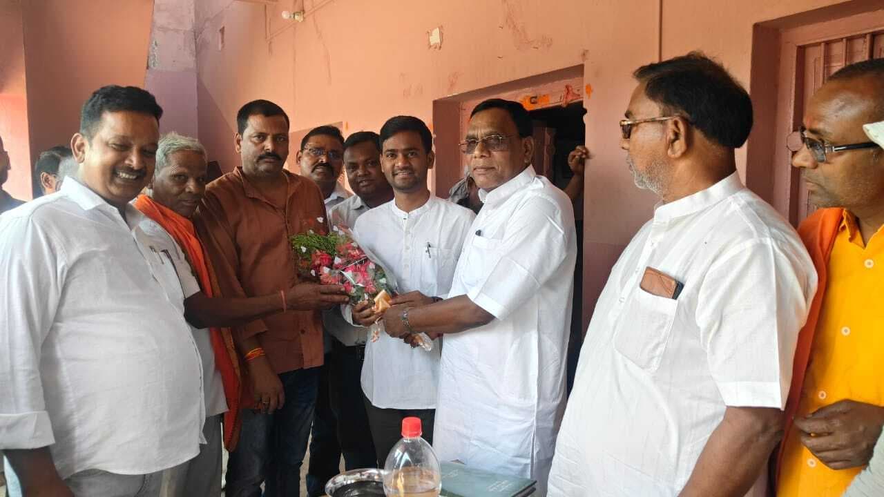 Giridih News: यूपीएससी में चयनित प्रवीण से घर पहुंचे विधायक, दी बधाई