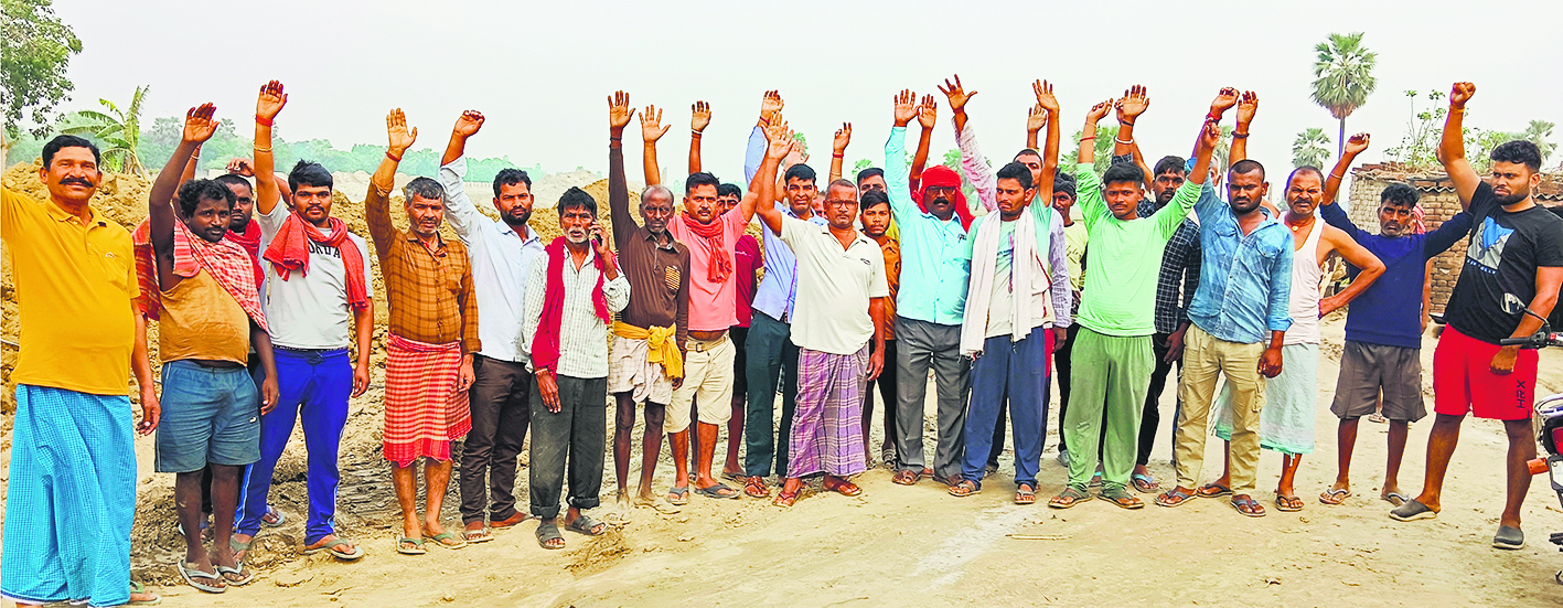 Saran News : तेज रफ्तार डंपर ने पांच बिजली पोल और एक घर में मारी टक्कर
