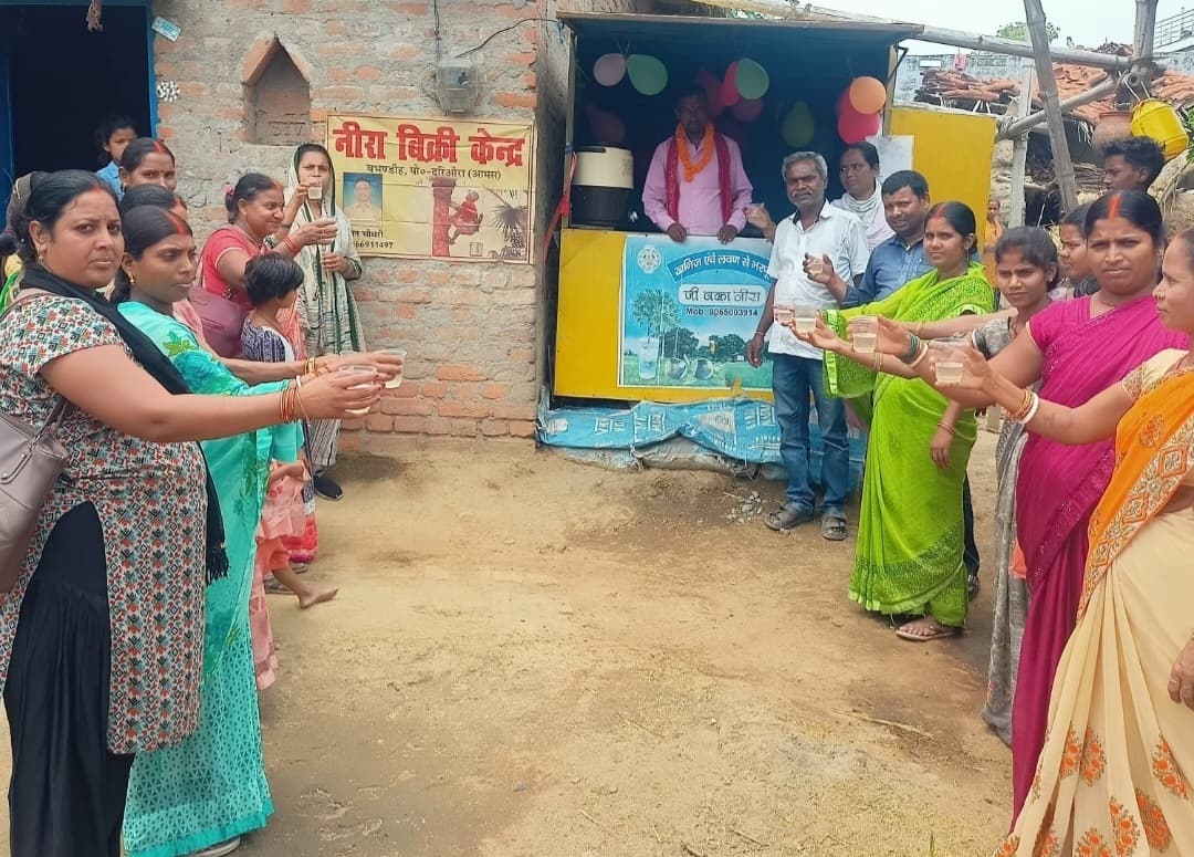 आमस में जीविका के सहयोग से खोला गया नीरा बिक्री केंद्र