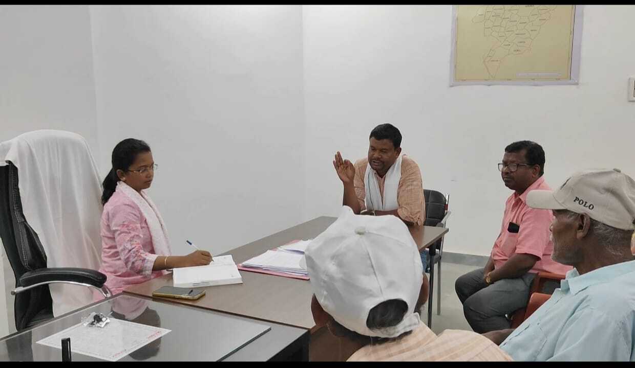 Chaibasa News : ट्रक पार्किंग से पैसा वसूली के आरोप पर जिप सदस्य ने पक्ष रखा
