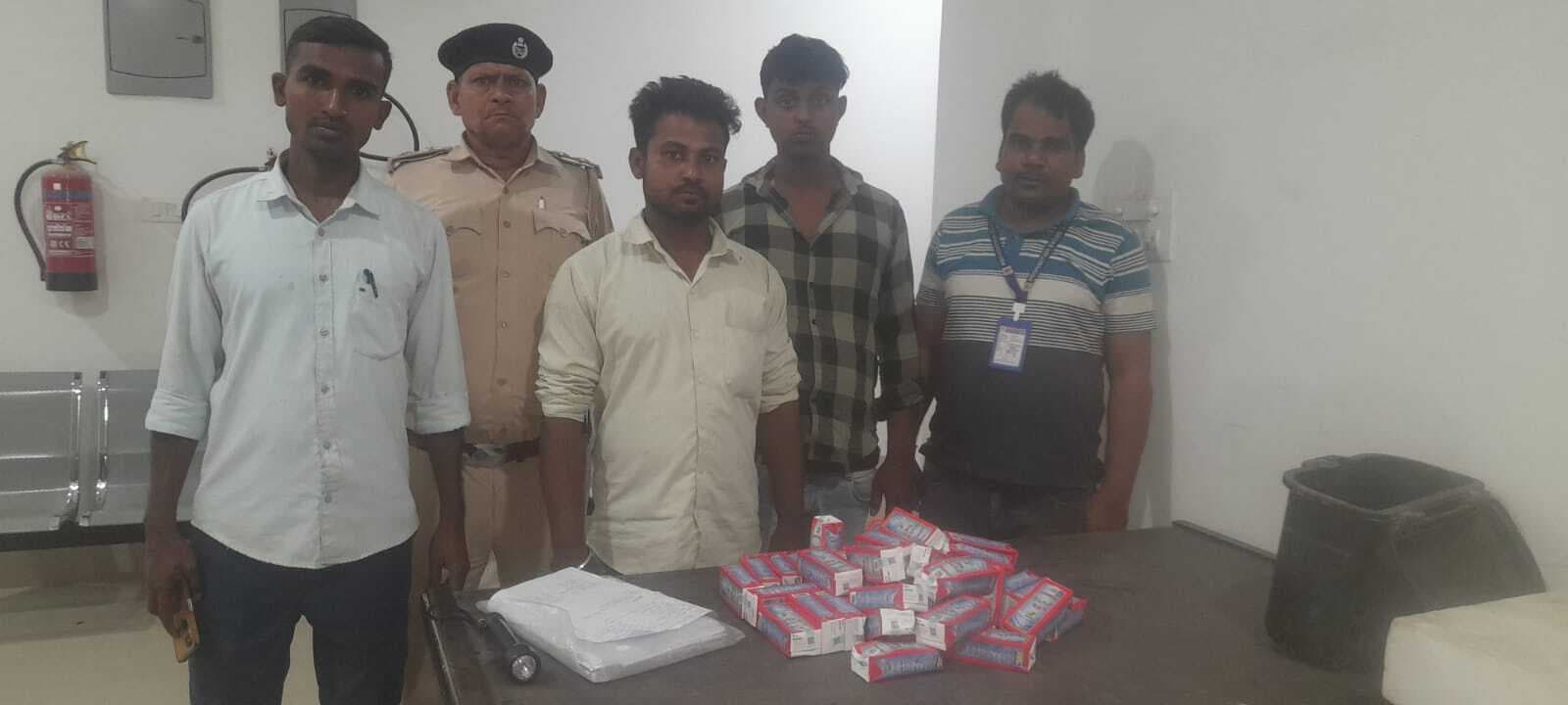 26 लीटर देसी शराब के साथ चार तस्कर धराये, दो बाइकें भी जब्त