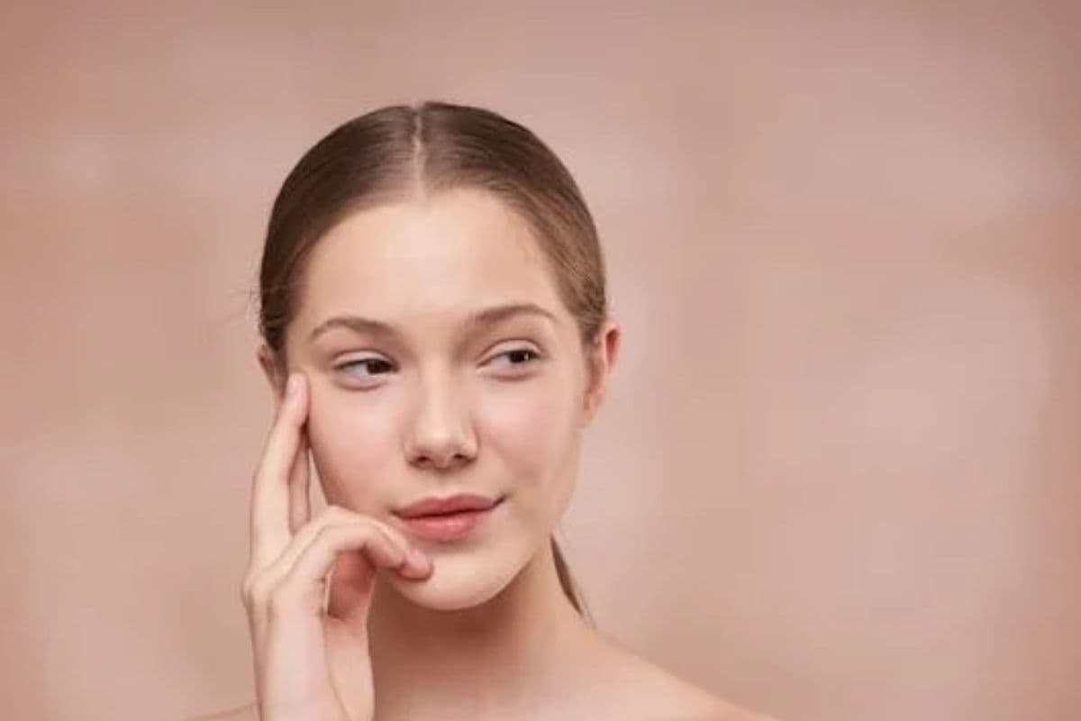 Skin Care Tips: साफ-सुथरी और चमकती त्वचा के लिए रोज करें ये मॉर्निंग स्किन केयर रूटीन