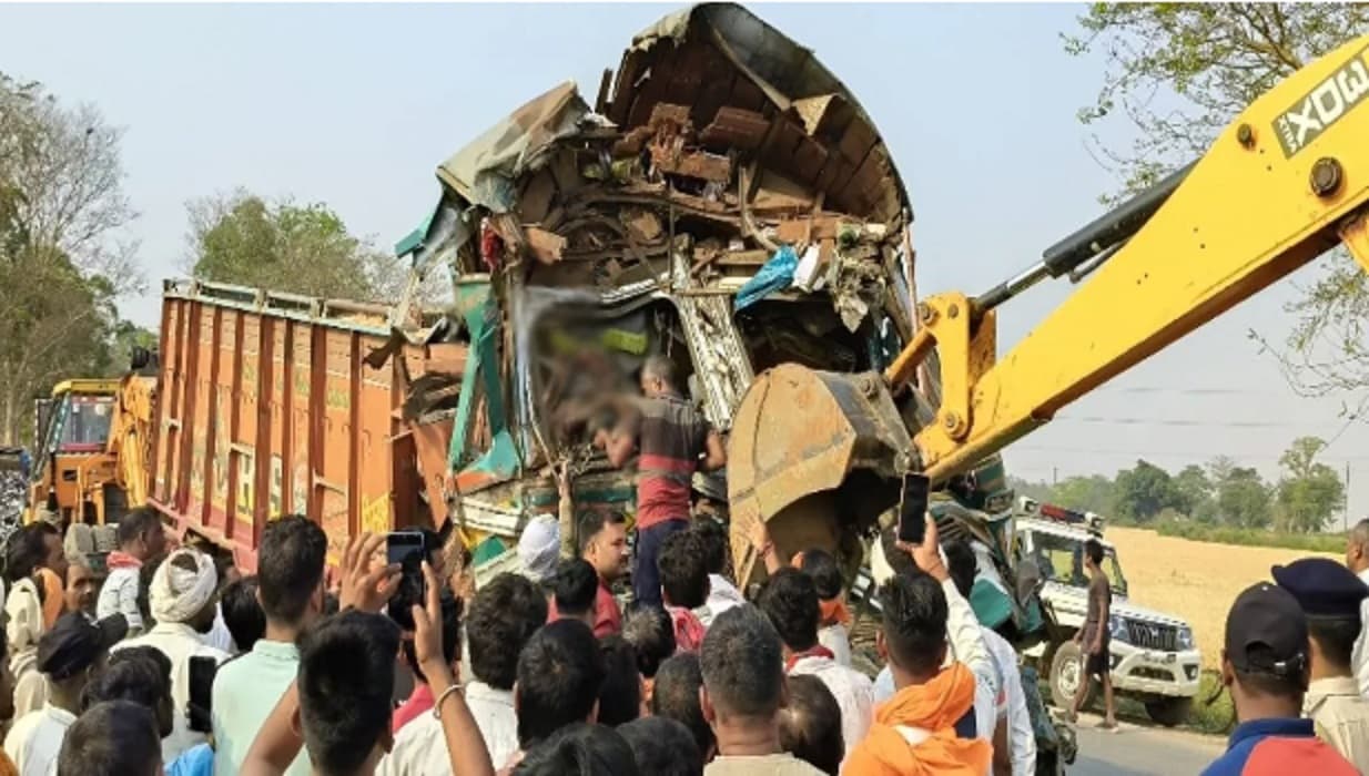 Bihar : बक्सर में NH 120 पर दो ट्रकों की सीधी टक्कर, केबिन काट कर निकाला गया ड्राइवर का शव