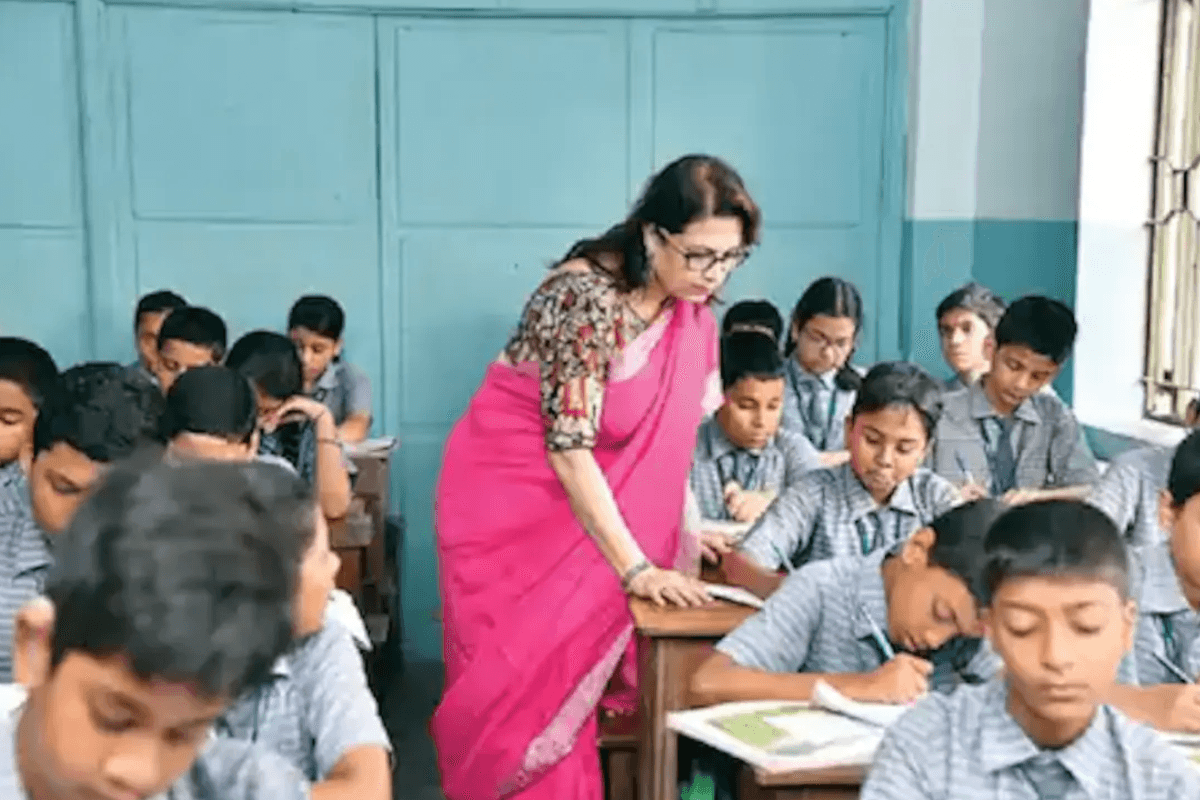 Bihar Teacher: ऑनलाइन हाजिरी में फर्जीवाड़ा करते पकड़े गए 5 शिक्षक, DEO ने लिया एक्शन