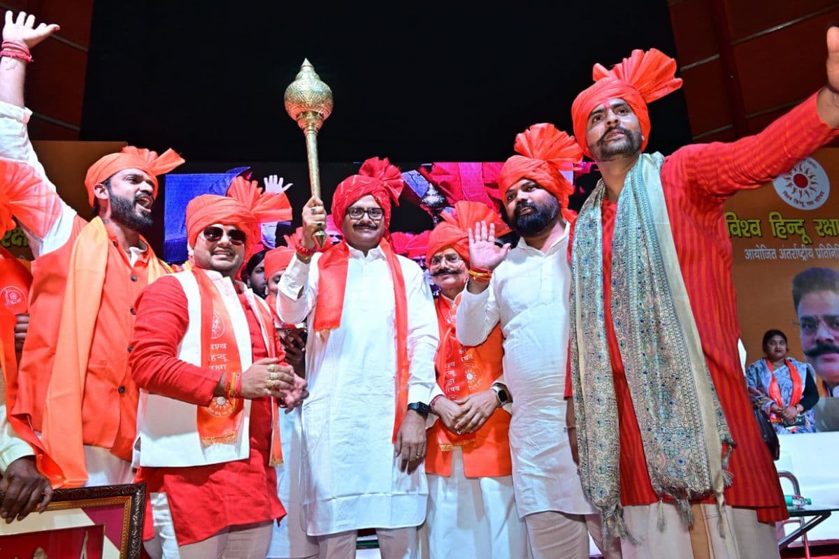 धर्म संसद में पहुंचे डिप्टी सीएम ब्रजेश पाठक, हिन्दू राष्ट्र सहित 7 प्रस्ताव पारित
