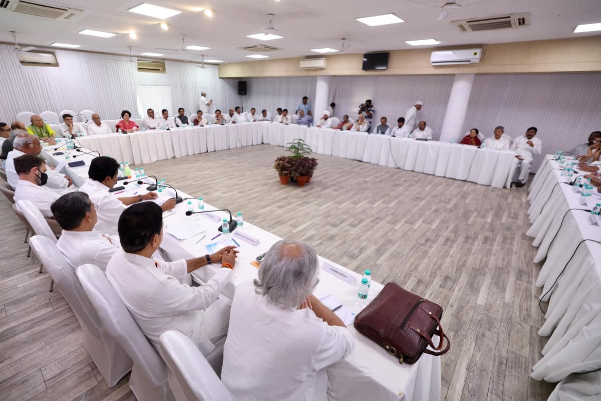 CWC Meeting: मल्लिकार्जुन खरगे का बड़ा बयान, ‘पहलगाम हमले पर मोदी सरकार की नीति स्पष्ट नहीं’