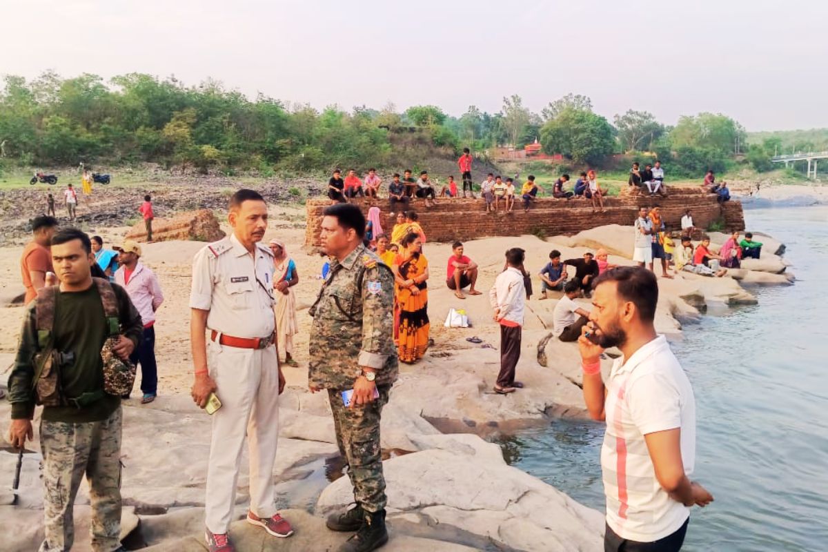 दामोदर में नहाने के दौरान 2 भाई समेत 3 बच्चे डूबे, एक लापता