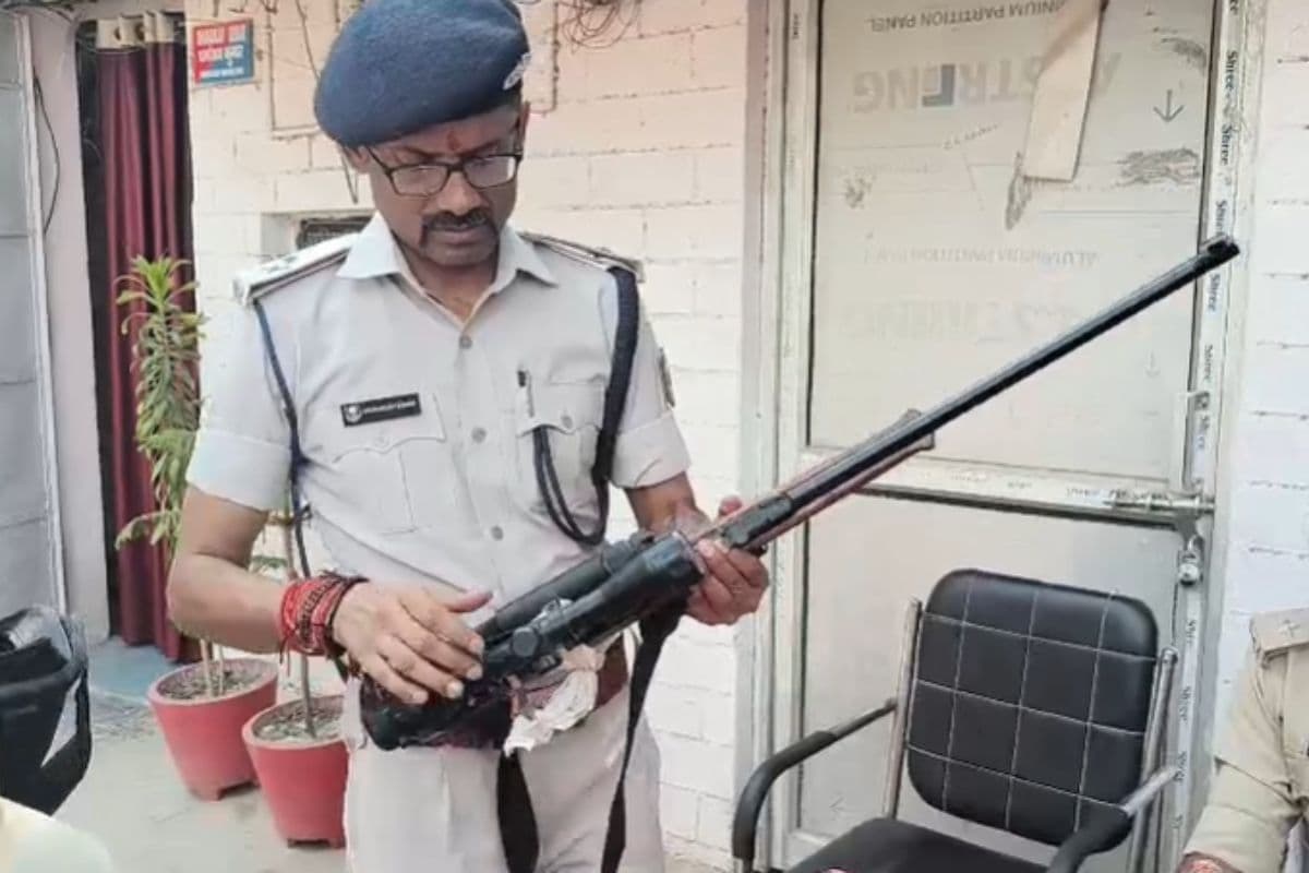 मोतिहारी में छापेमारी में बरामद हुई नागालैंड की लाइसेंसी राइफल, पुलिस हैरान, 13 ठिकानों पर की 12 घंटे तक चली छापेमारी