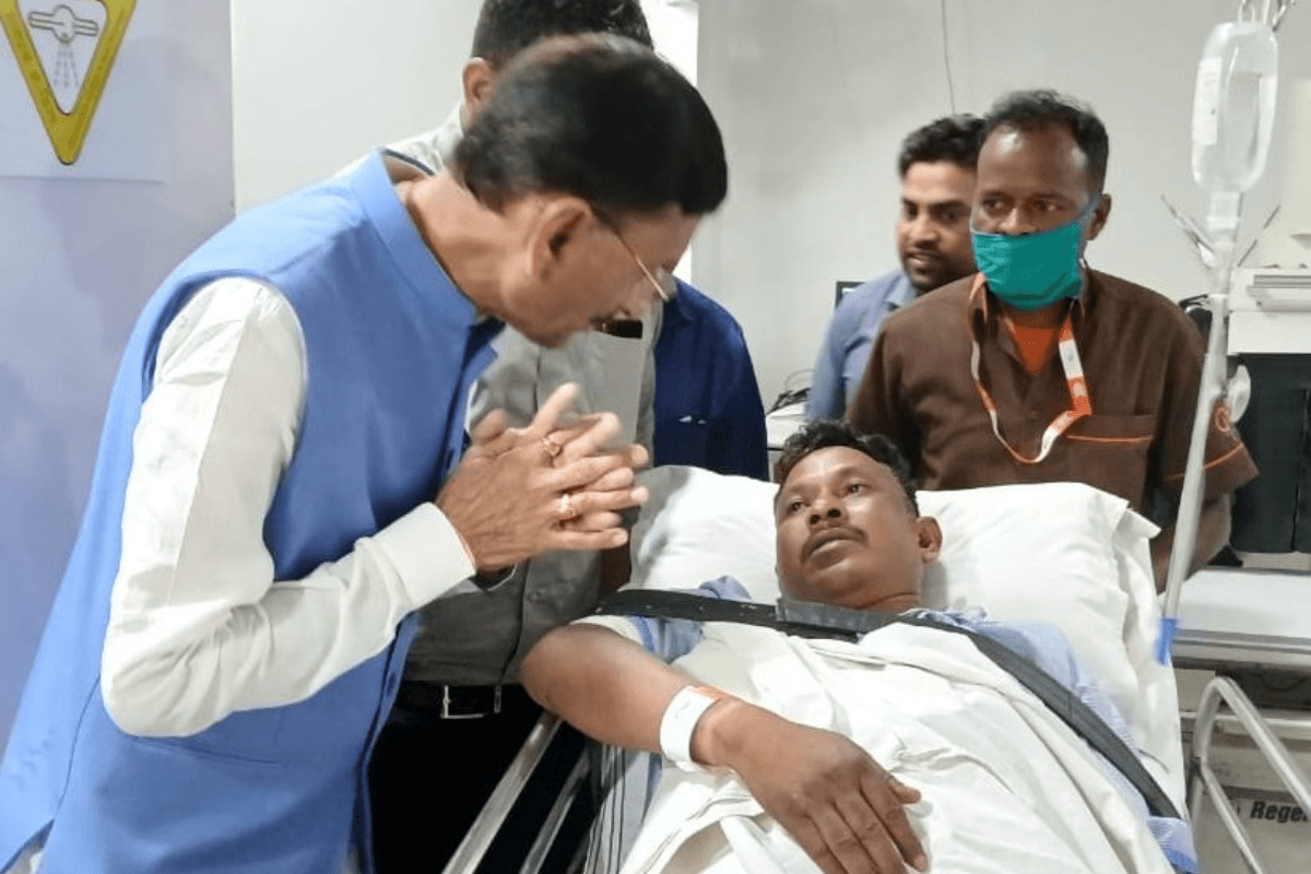 Naxal News: मुठभेड़ में घायल जवान को लाया गया रांची, अस्पताल पहुंचे संजय सेठ