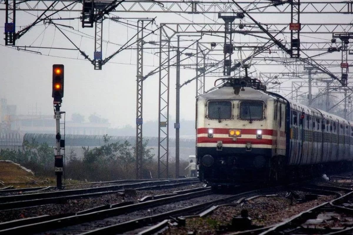 Bihar: आंधी से बूम टूट कर ओएचइ में फंसा, मोतिहारी लाइन में थम गयी ट्रेनों की रफ्तार