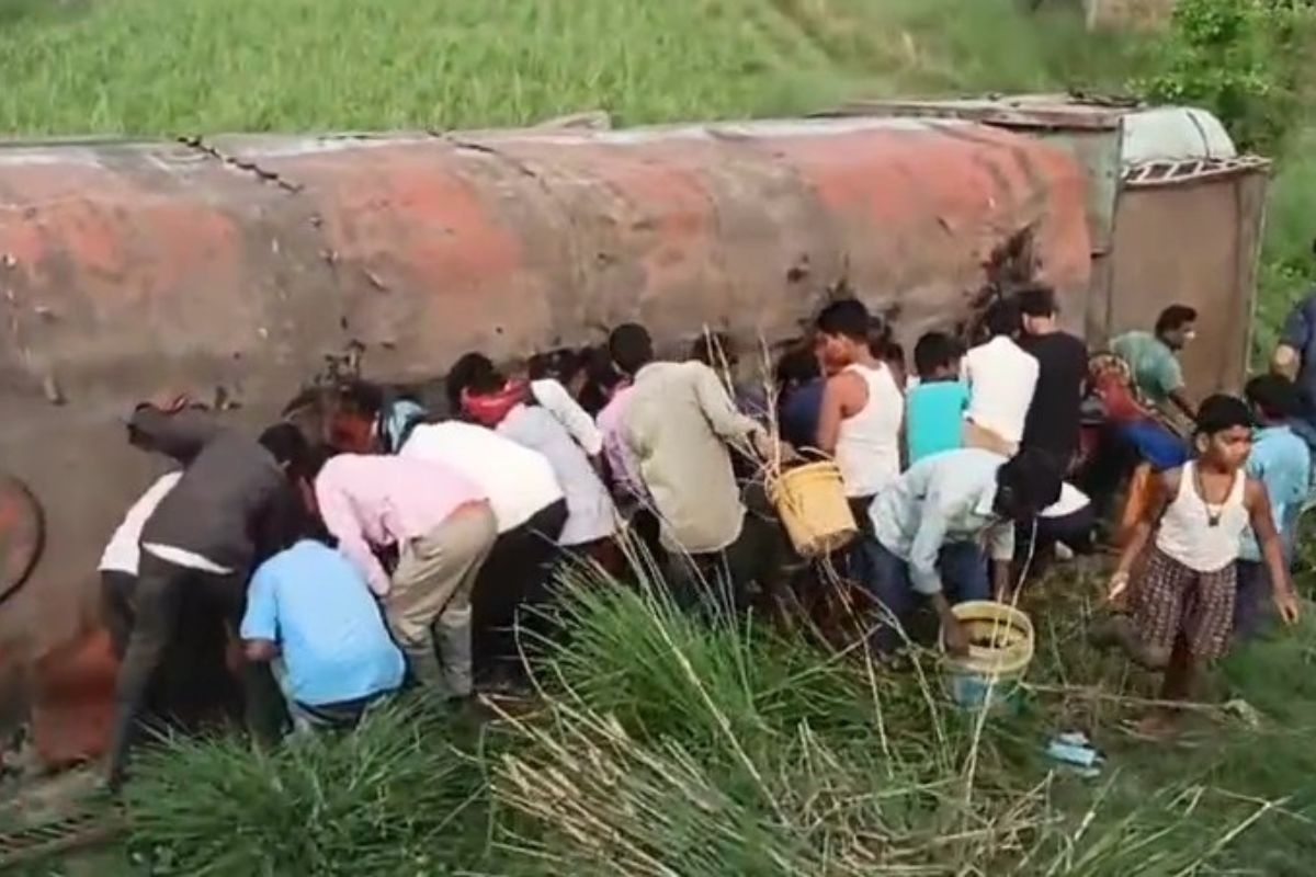 टैंकर बदलने के बाद तेल लूटते ग्रामीण