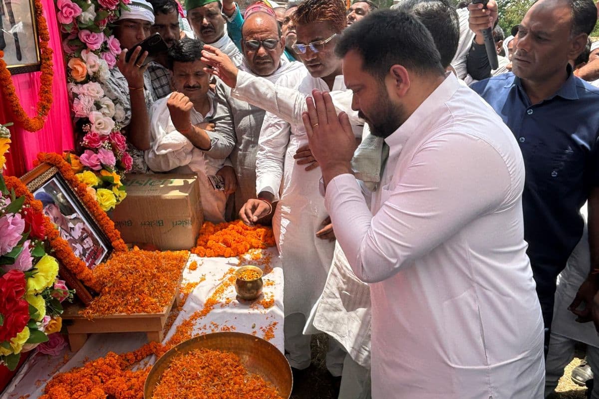 पाकिस्तान में तिरंगा यात्रा चाहते हैं तेजस्वी, शहीद सौरभ के घर पहुंचकर नेता प्रतिपक्ष ने दी श्रद्धांजली