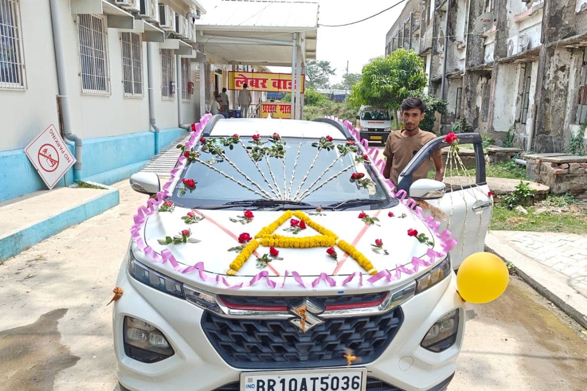 बेटी के जन्म पर पिता ने फूलों से सजवाई गाड़ी, लिखवाया कुछ ऐसा की हो गया वायरल