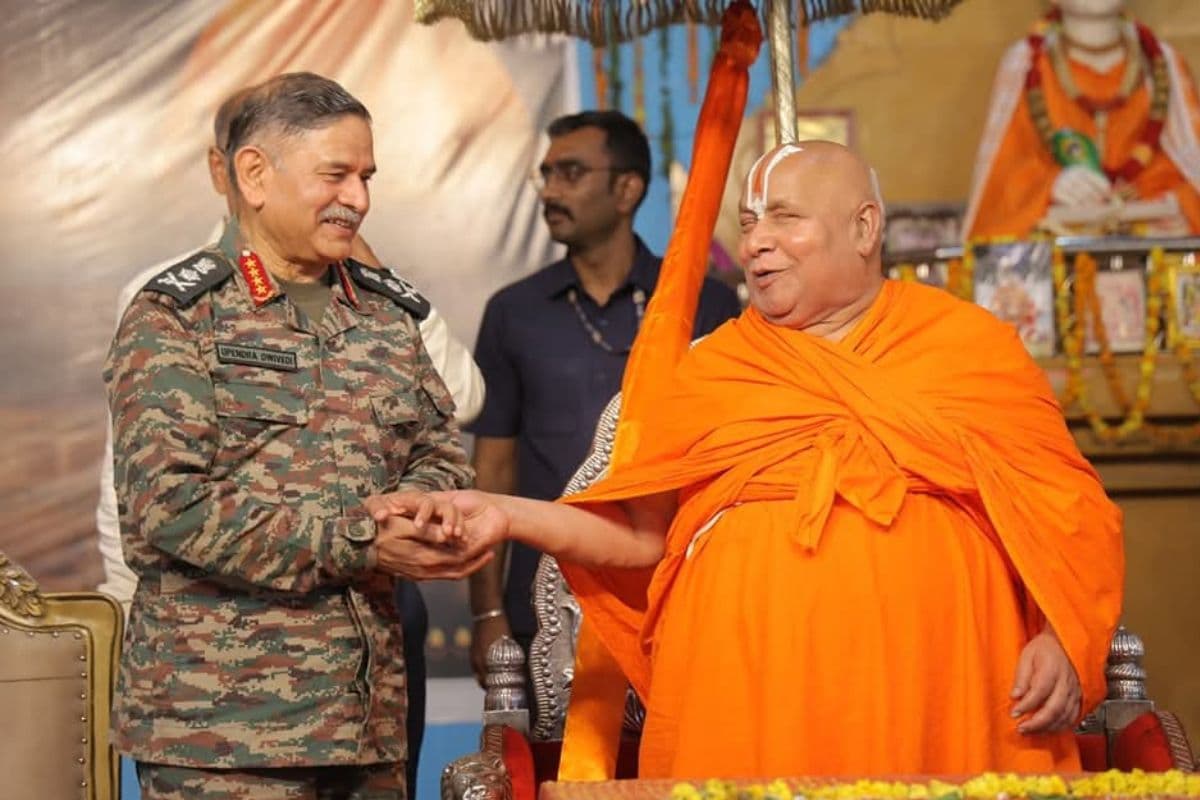 रामभद्राचार्य ने दी सेना प्रमुख को ‘राम मंत्र’ की दीक्षा, कहा-‘गुरुदक्षिणा में चाहिए Pok’