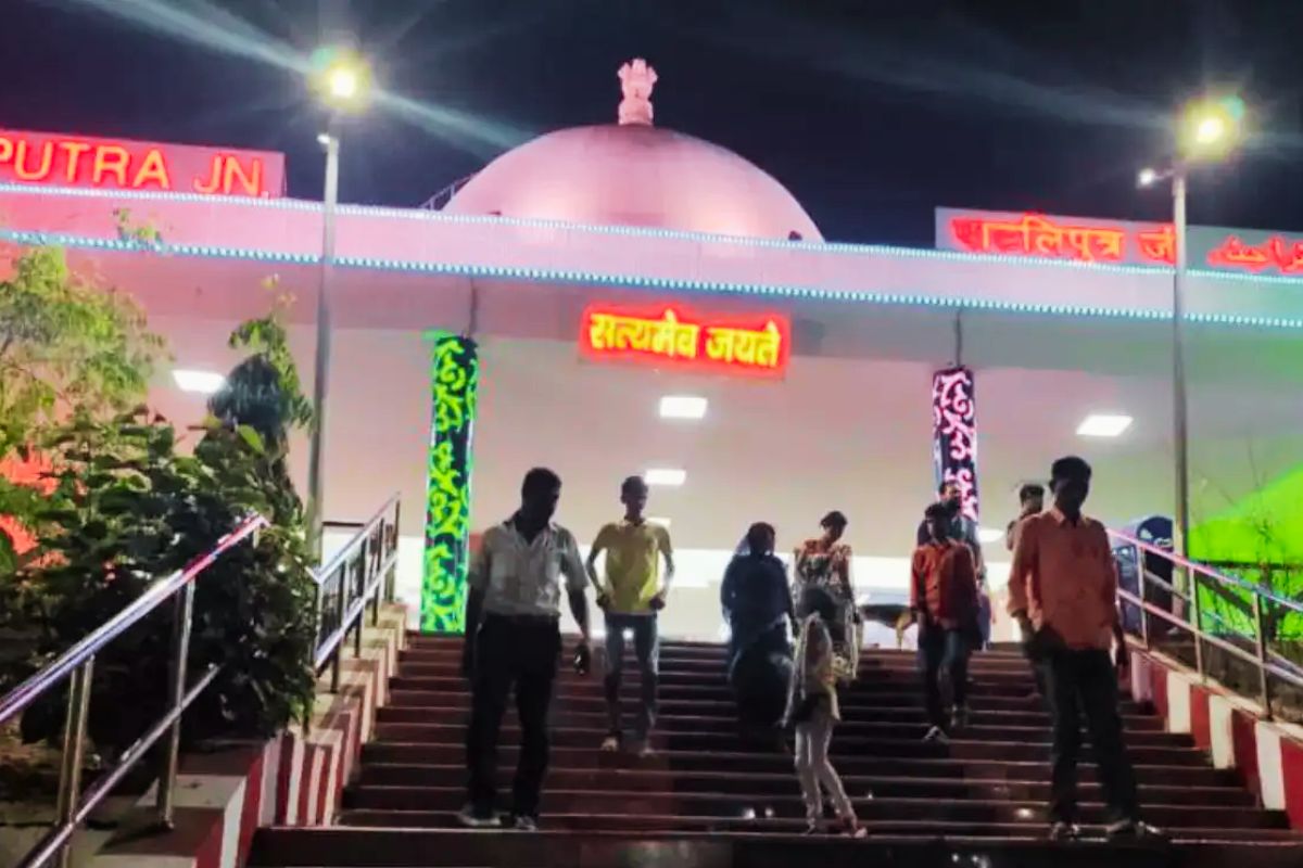 Operation Sindoor: तिरंगे की रौशनी में जगमग करेंगे बिहार के मुख्य रेलवे स्टेशन, ‘ऑपरेशन सिंदूर’ की सफलता पर बड़ा निर्णय