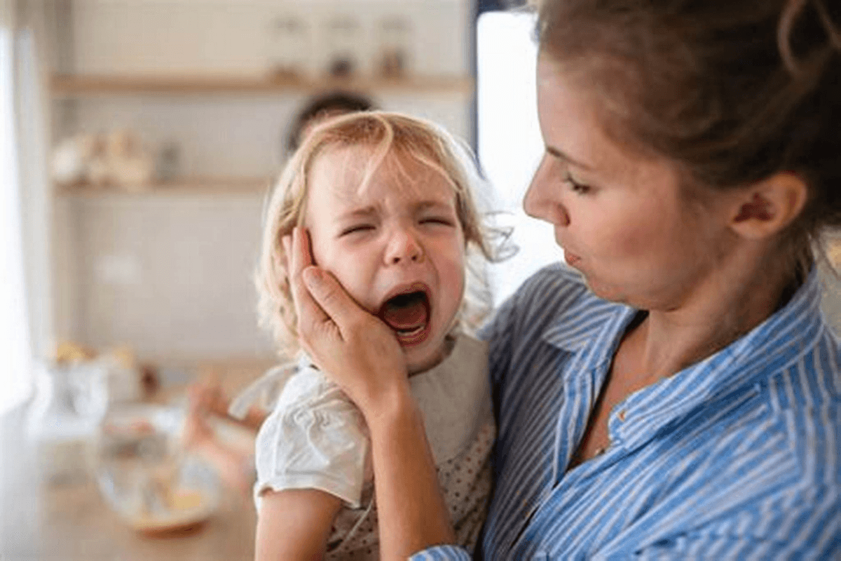 Parenting Tips: हर बात पर रोता और चिड़चिड़ाता है बच्चा? जानिए शांत करने के पेरेंटिंग टिप्स
