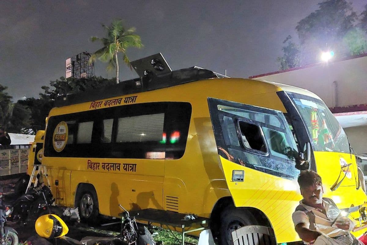 Political News: लग्जरी वैनिटी वैन से PK गरीबों के बीच कर रहे ‘बिहार बदलाव यात्रा’, एक बार फिर चर्चा शुरू