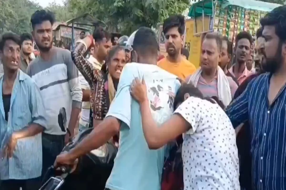 Viral Video: गर्लफ्रेंड के साथ स्कूटी में बेटे को देख मां का फूटा गुस्सा, बीच सड़क पर जमकर लगाए थप्पड़, वायरल हो रहा वीडियो