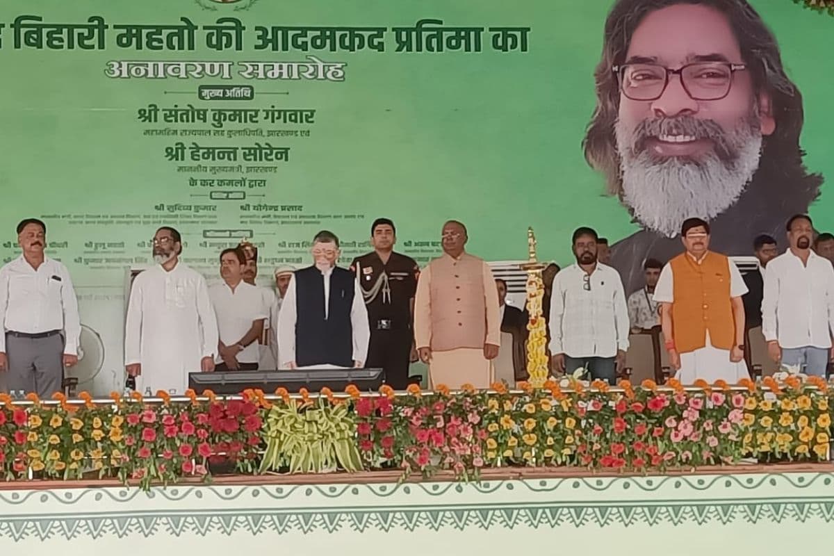 झारखंड के राज्यपाल संतोष गंगवार एवं सीएम हेमंत सोरेन ने बिनोद बिहारी महतो की आदमकद प्रतिमा का किया अनावरण