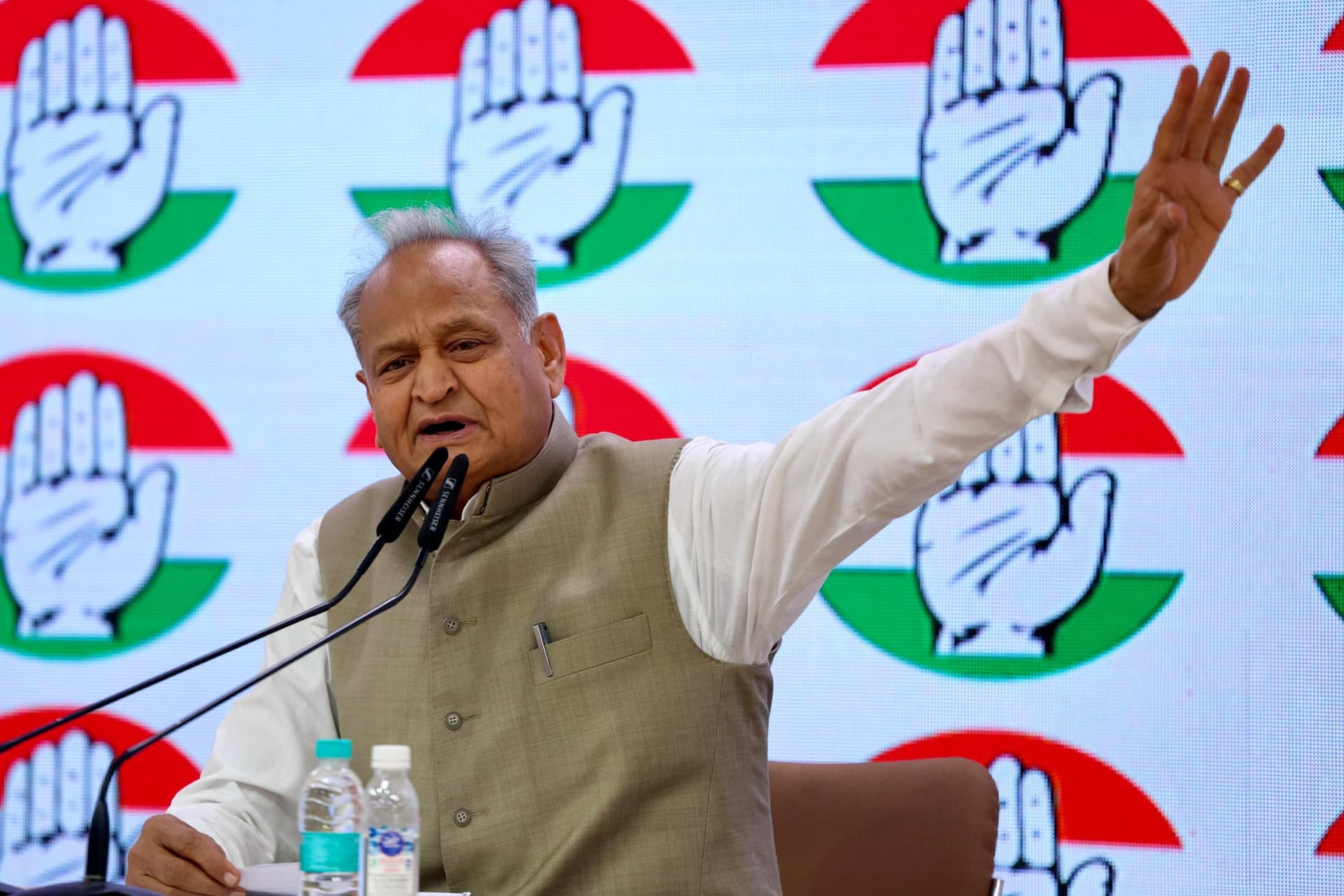 Congress: प्रधानमंत्री बताएं सीजफायर का फैसला अचानक किसके दबाव में लिया गया