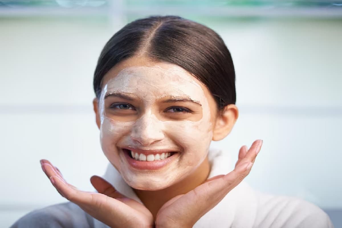 Besan Face Packs: महंगे ब्यूटी प्रोडक्ट्स छोड़िए, इन बेसन के उपायों से करें चेहरा साफ