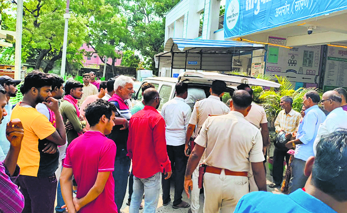 Saran News : ट्रैक्टर व बाइक की टक्कर में दो जख्मी, चालक हिरासत में