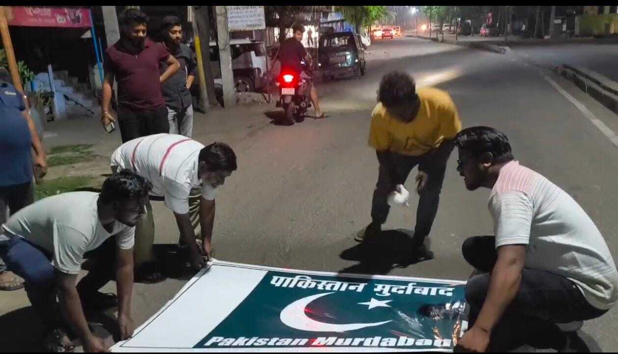 Bokaro News : सड़क पर चिपकाये पाकिस्तान के झंडे