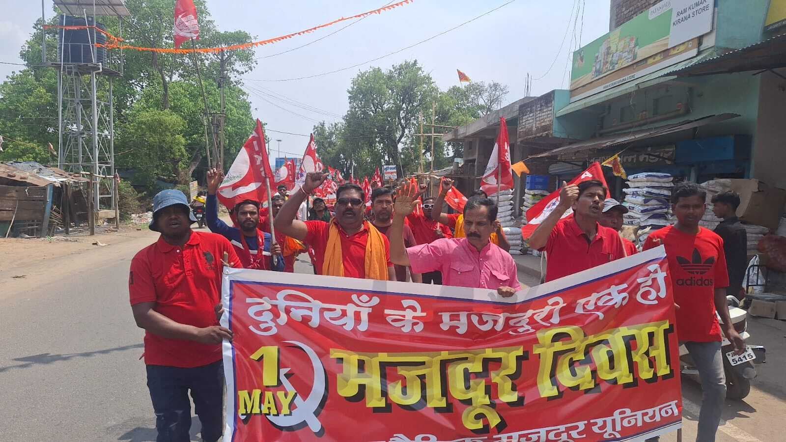 मजदूर दिवस पर मजदूर यूनियन ने निकाली रैली