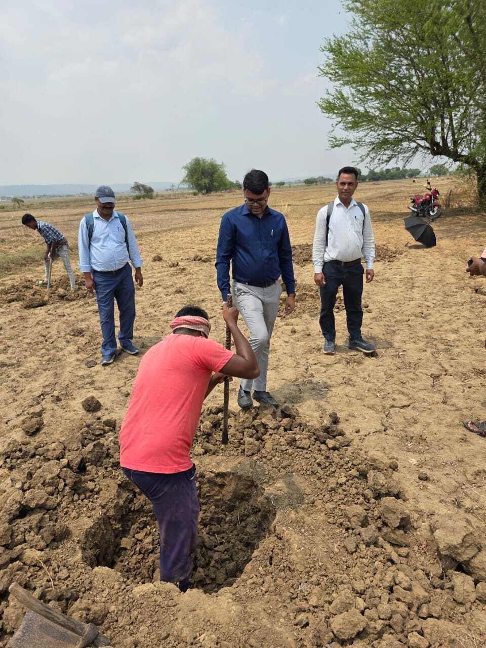 बीडीओ ने सातगाछी व रिसौड़ पंचायत में चल रही योजनाओं का किया औचक निरीक्षण
