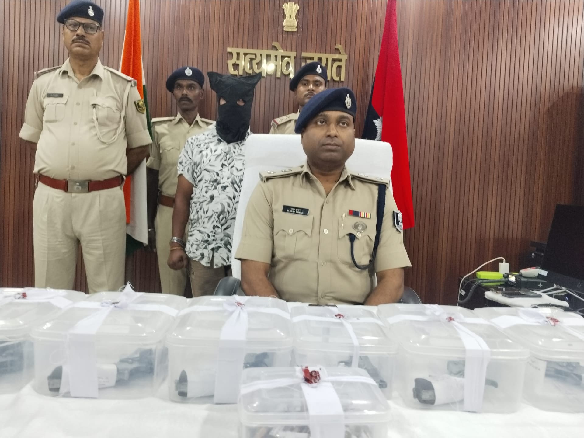 पांच कट्टा, एक पिस्टल व 25 कारतूस के साथ हथियार तस्कर गिरफ्तार