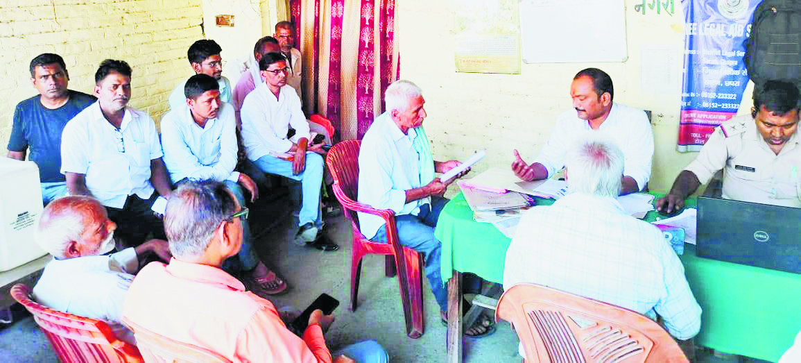 Saran News : जनता दरबार में चार मामलों का हुआ निष्पादन