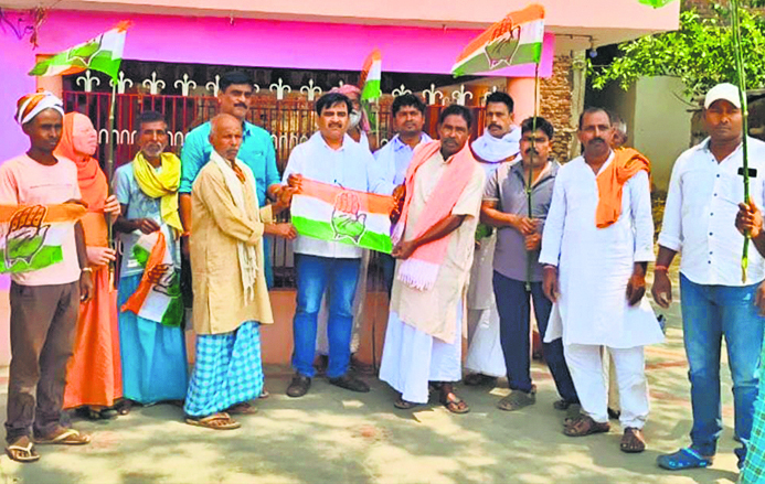 Ara News : हर घर कांग्रेस का झंडा अभियान के तहत किया जनसंपर्क