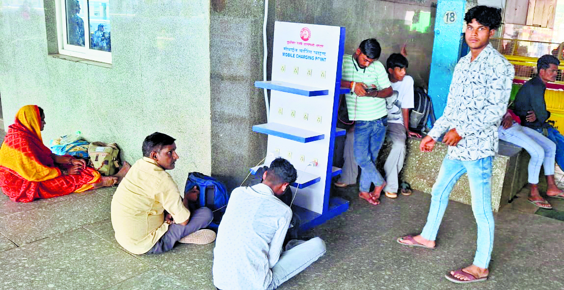 Saran News : जंक्शन पर यात्रियों के लिए चार्जिंग पॉइंट की सुविधा
