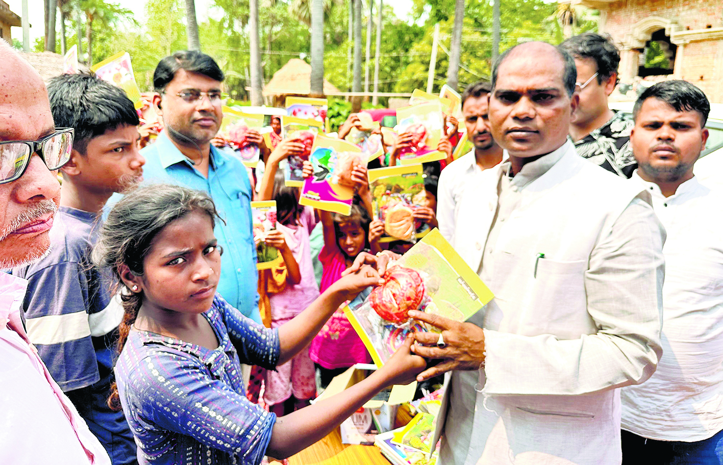 Saran News : दलित बस्ती में कॉपी-कलम व पाठ्य सामग्री का किया गया वितरण