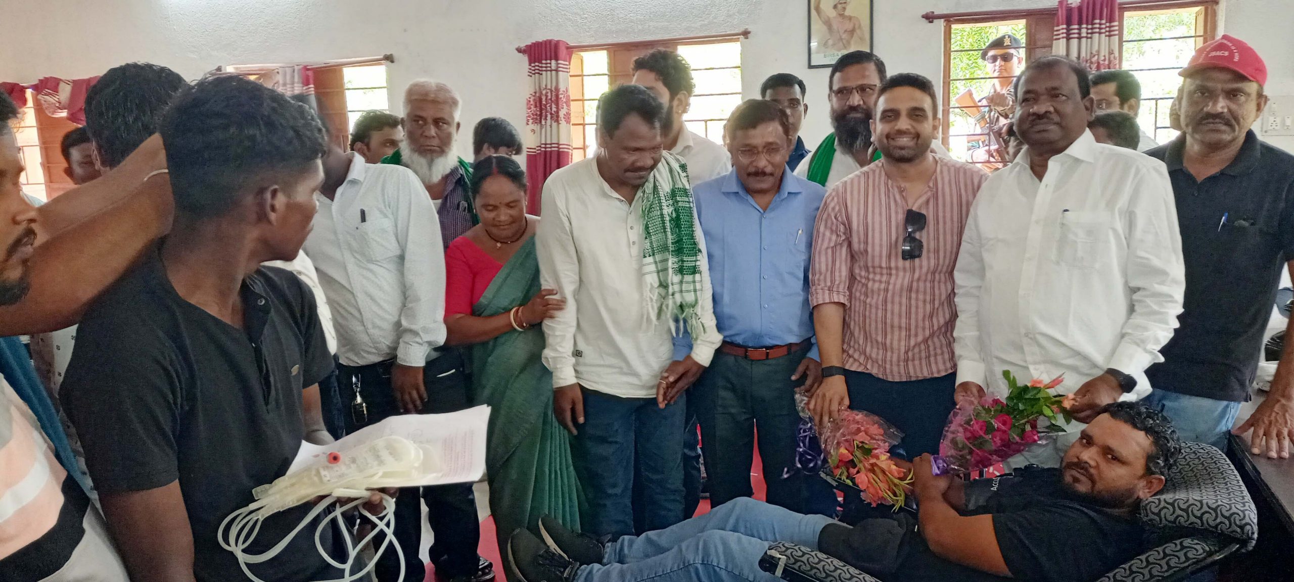 East Singhbhum news : सुबह से लगी रही कतार, 22 महिलाएं समेत 297 ने किया रक्तदान