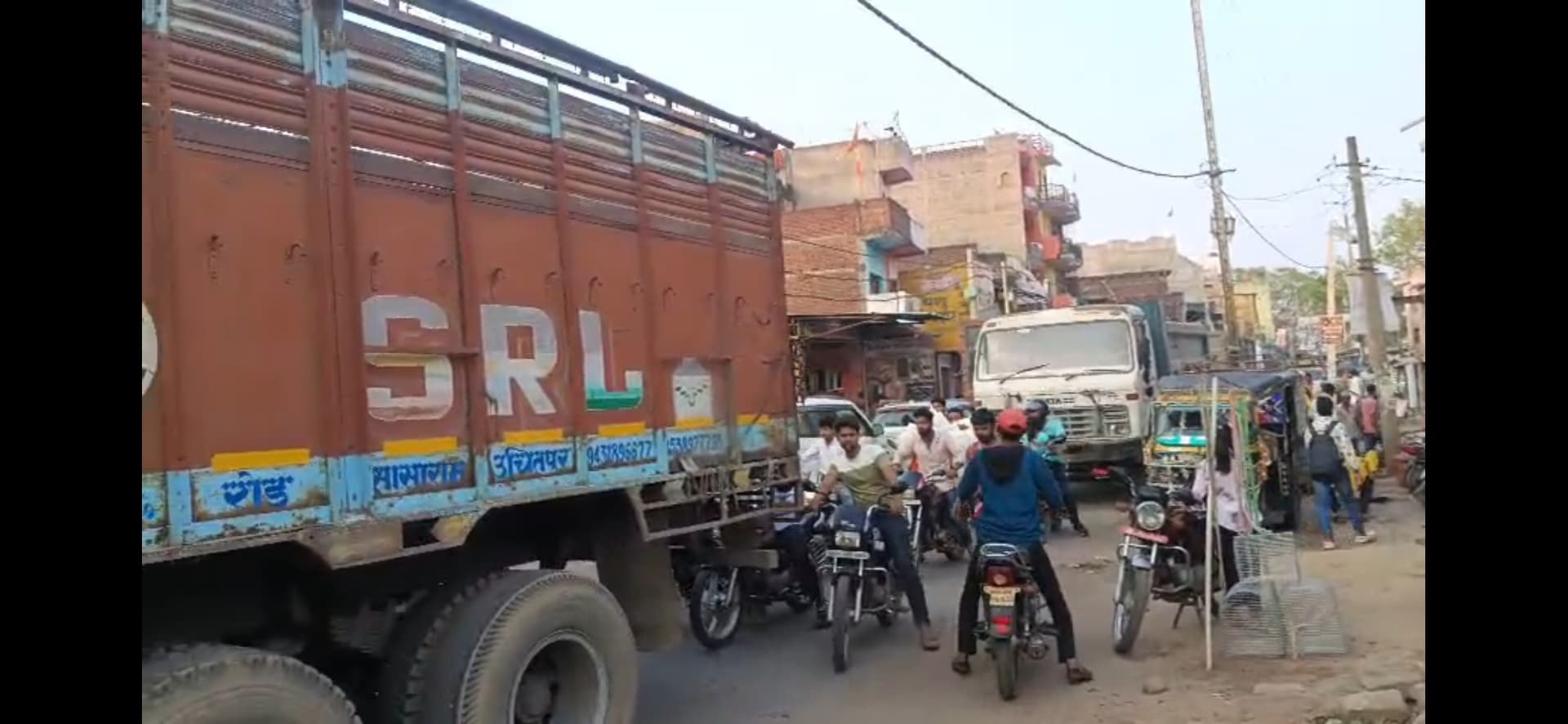 नो इंट्री के दौरान अकोढ़ीगोला में घुस रहे बालू लदे वाहन