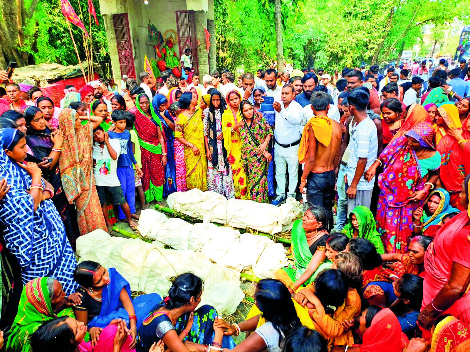 hajipur news. शादी की सजावट के बीच उठी तीन अर्थियां, मृतकों में शामिल राजीव चार बहनों का इकलौता भाई था