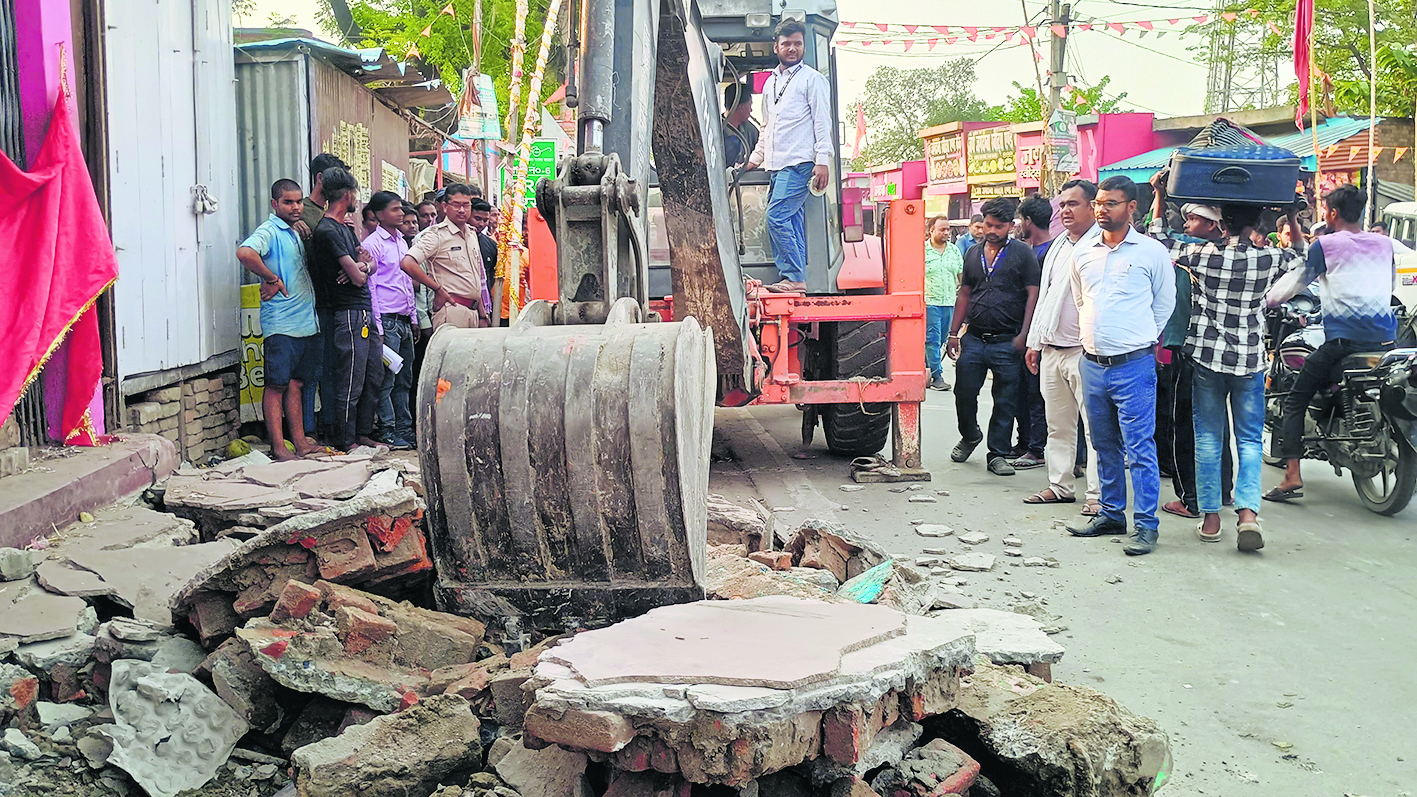 Saran News : परसा बाजार में 60 से अधिक दुकानों से हटाया गया कब्जा