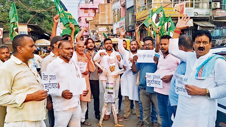 hajipur mews. बढ़ते अपराध के खिलाफ युवा राजद ने फूंका सरकार का पुतला