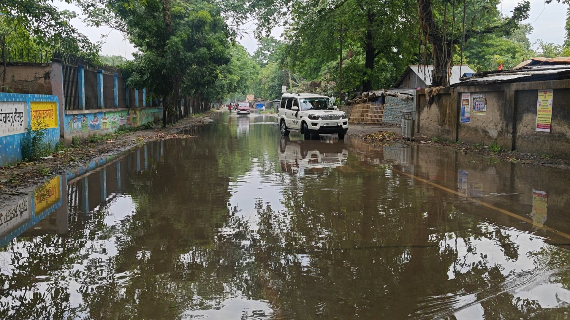 दो घंटे की बारिश में ही गोल चौक से कोसी आइबी रोड जलमग्न