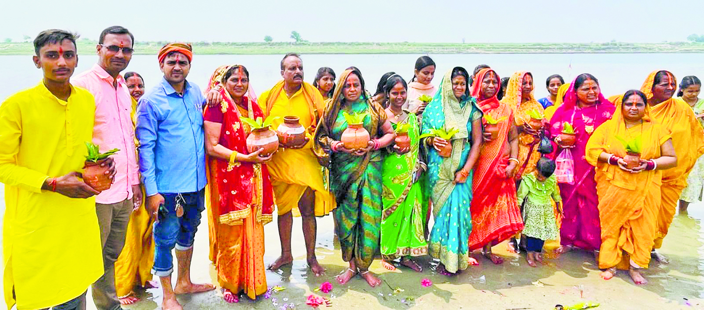 Saran News : शीतलपुर कोठी में प्राणप्रतिष्ठा को लेकर निकाली गयी कलशयात्रा